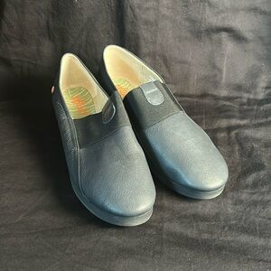 NWT Fly London Softinos Navy Leather Comfort Shoes